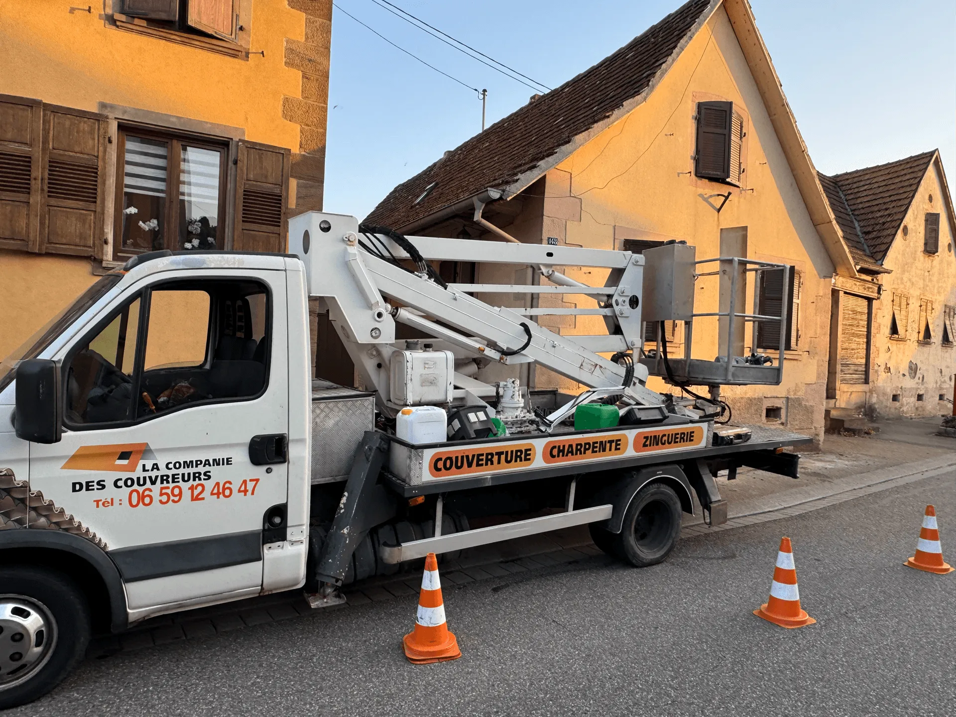 Camion nacelle de l’entreprise stationné devant une maison