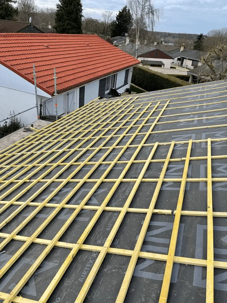 Écran de sous-toiture et liteaux en bois avant la pose de la couverture