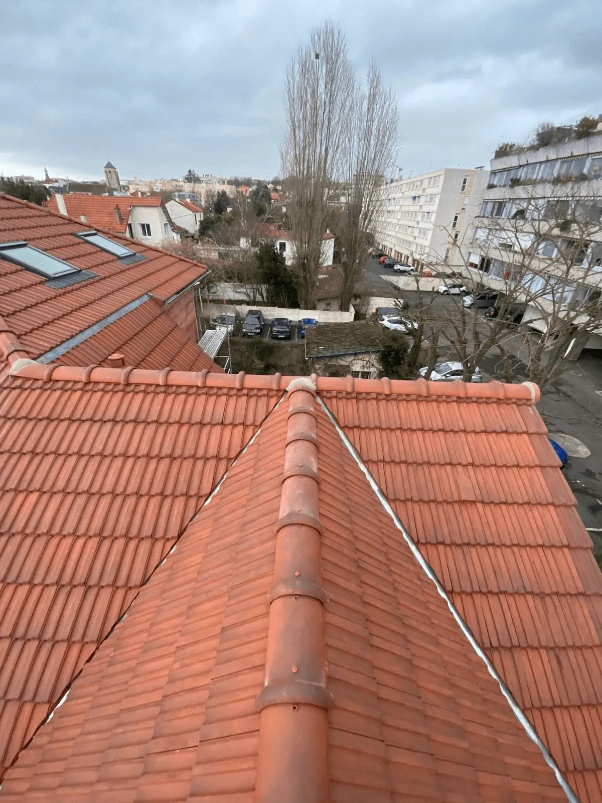Toiture en tuiles refaite, avec son faîtage terminé